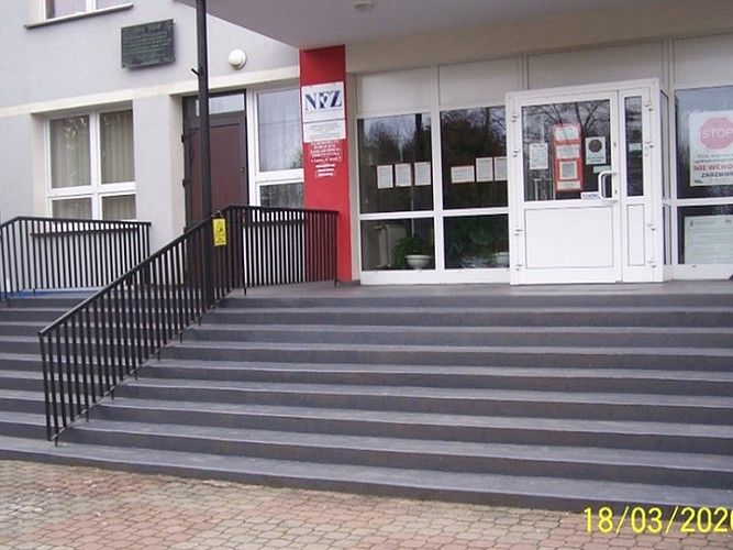 Remont schodów przy budynku SPZOZ w Lipsku